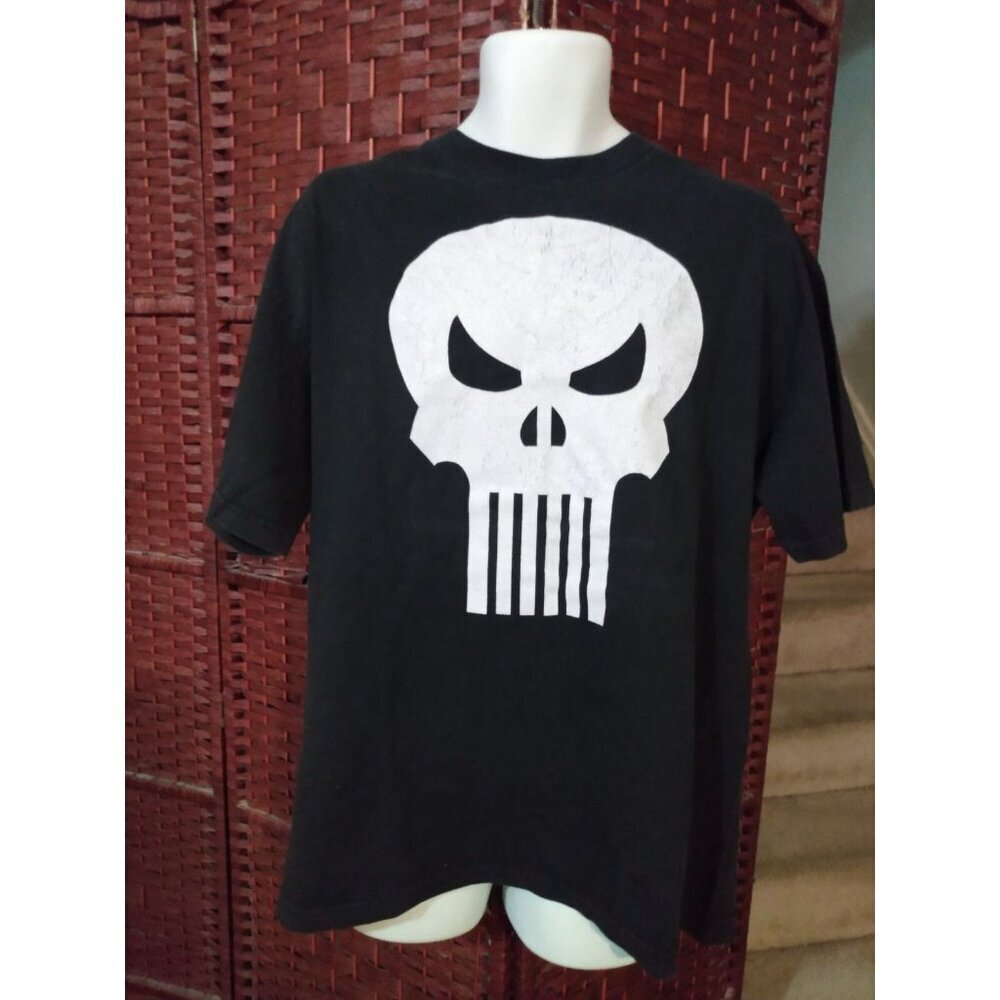 Marvel Black T‑Shirt with White Punisher Skull Graphic